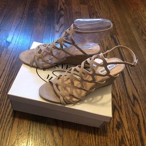 Christina, Steve Madden - Wedge Taupe Sandals 👡